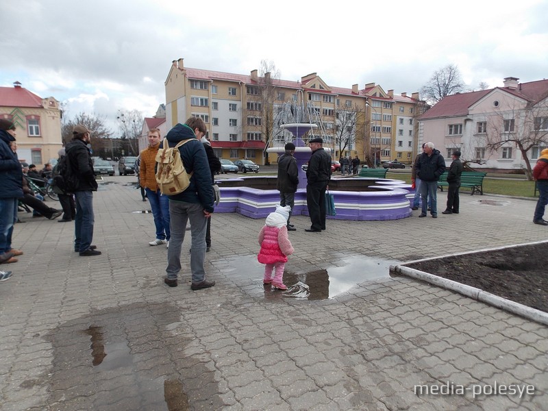 Молодые люди приходили семьями, но таких были единицы