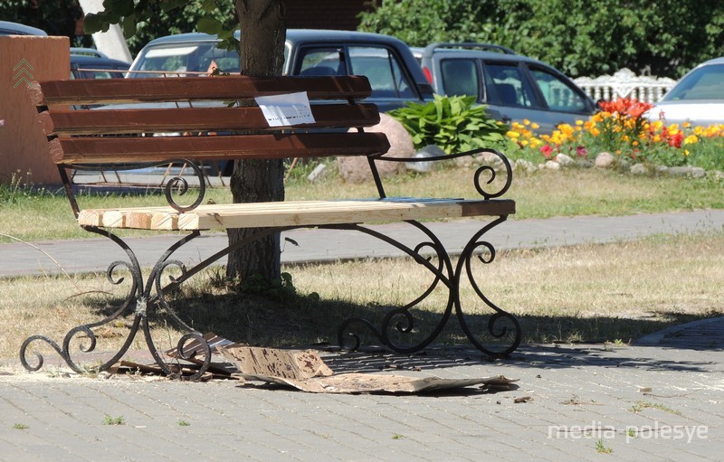  Скоро краска высохнет, после чего на скамейку можно будет присесть