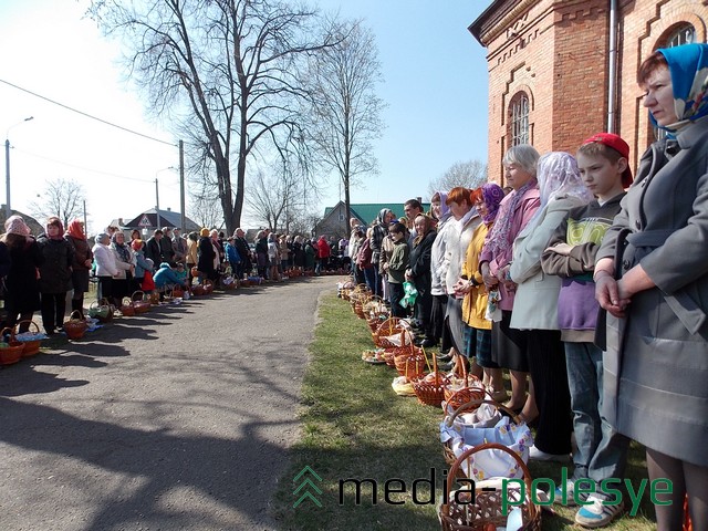 Перед освящением в Лунинецком Свято-Крестовоздвиженском храме