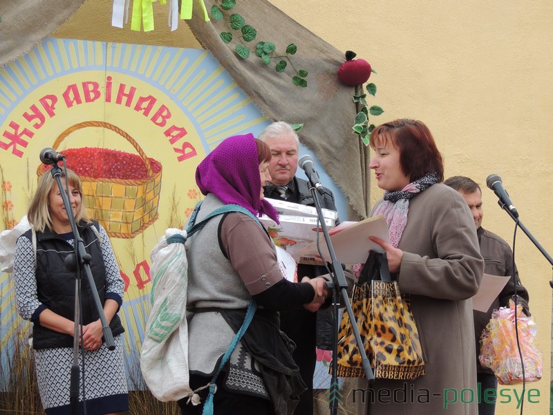 Узнагароду з рук Ніны Ліпскай атрымлівае Ніна Крывалевіч