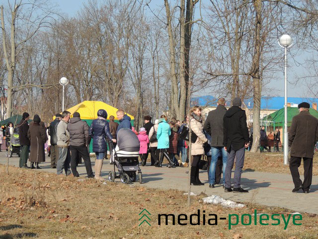 В парк люди приходили семьями