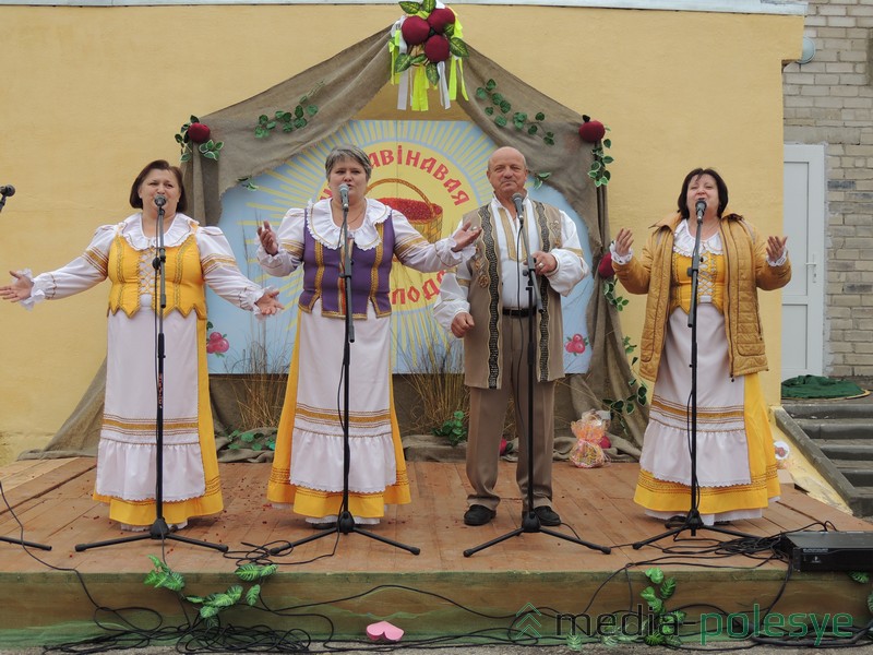 Спявае народны ансамбль “Сустрэча”