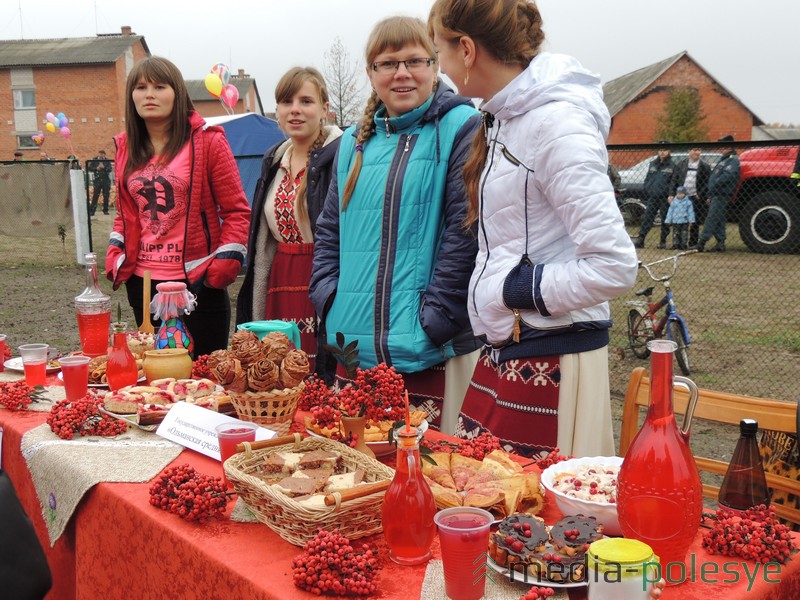 Ля выставы страў з журавін, што зрабілі вучаніцы мясцовай школы