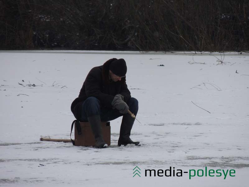 Рыбак на Горыни в Давид-Городке ждёт, когда рыба попадёт на крючок