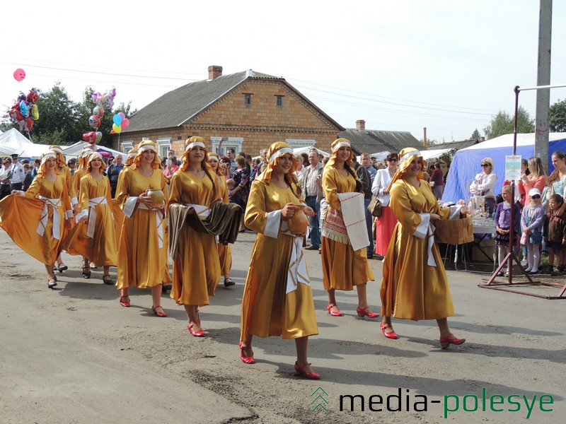 Удзельнікі тэатралізаванага шэсця