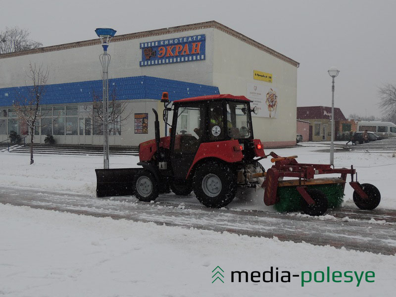 Коммунальники в Столине чистят тротуары и пешеходные зоны