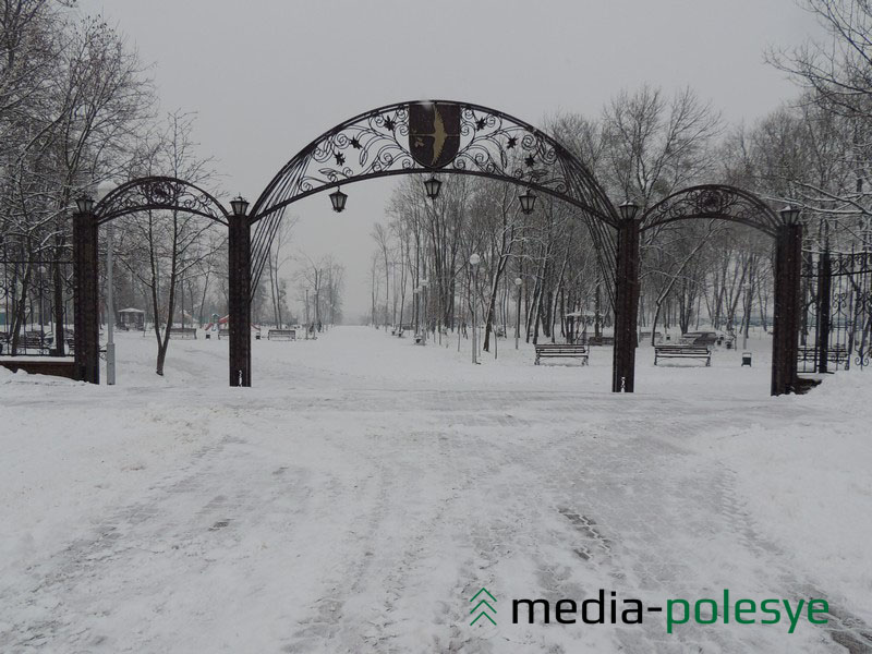 Дорожка в городской парк тоже очищена от снега