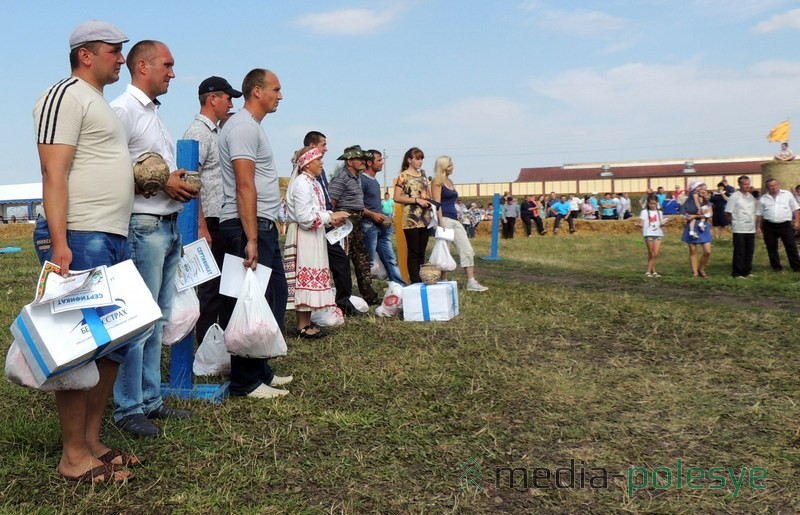 Участники соревнований конных упряжек во время награждения