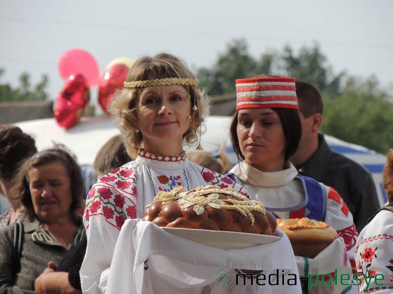 Каравай СВК “Палеская ніва” трымае Ала Ільінская