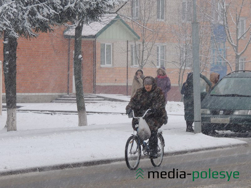 И в снег, и в гололёд, наверное, велосипедисты вряд ли расстанутся со своим транспортом