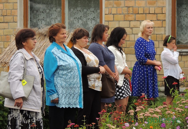 На праздник в школу дети пришли с родителями