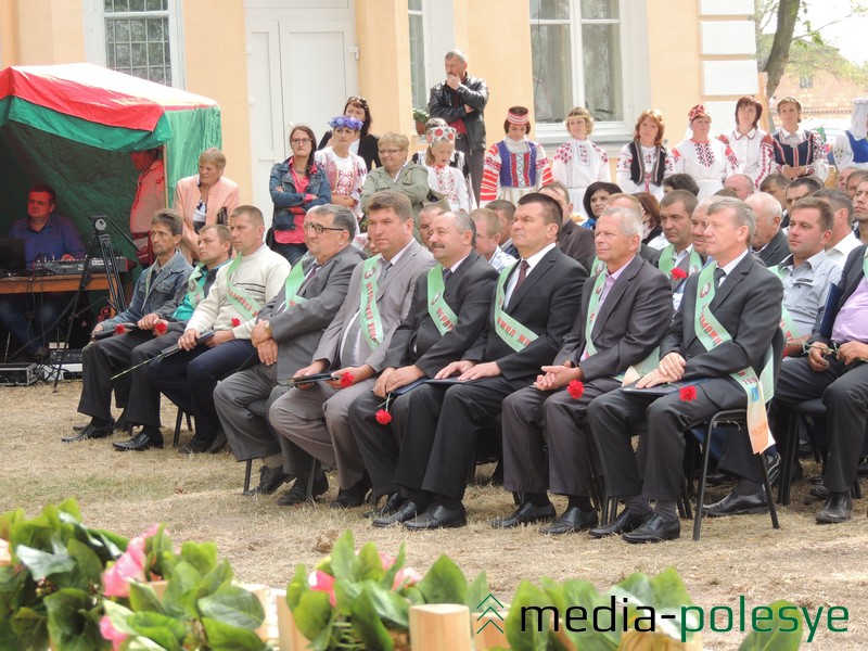 Кіраўнікі гаспадарак, якія сталі лепшымі ў раённым спаборніцтве па ўборцы ўраджаю 2015 года