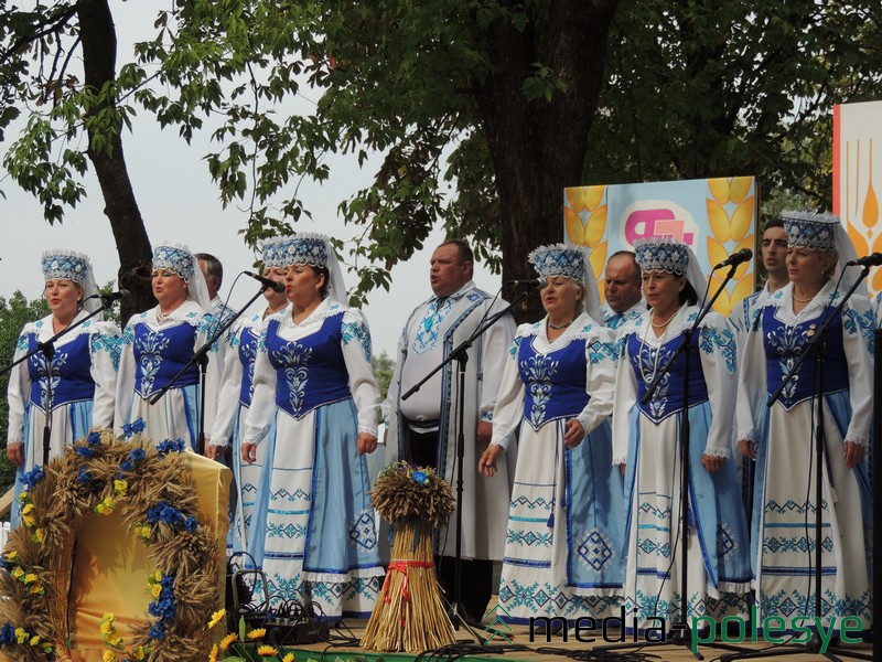 Выступае Заслужаны аматарскі калектыў Рэспублікі Беларусь народны хор “Крыніца”