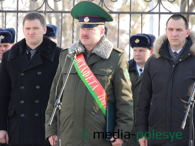 Старший эстафетной группы на белорусском участке, заместитель начальника идеологического управления Госпогранкомитета полковник Сергей Косачук обращается к жителям Столина