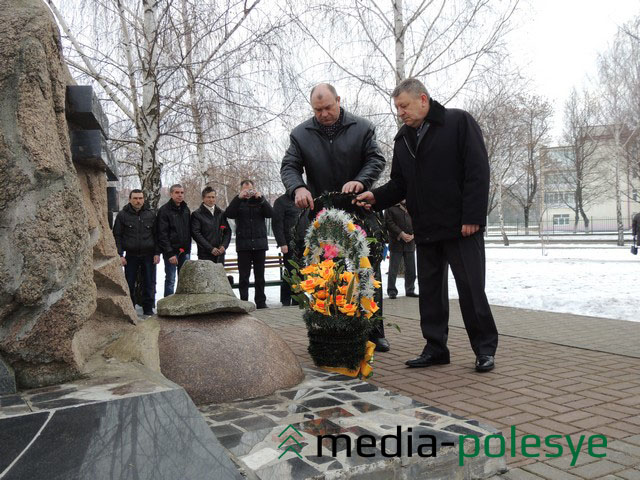 Владимир Карпович и Александр Ярошевич возлагают корзину к памятному знаку «Солдатам необъявленной войны»