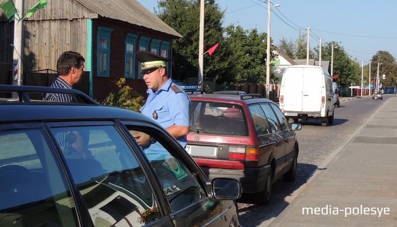 Начальник ОГАИ Сергей Тропец объясняет водителю, почему в этом месте на улице Советской останавливаться запрещено. Водитель только разводит руками: мол, давно в городе не был, по привычке остановился