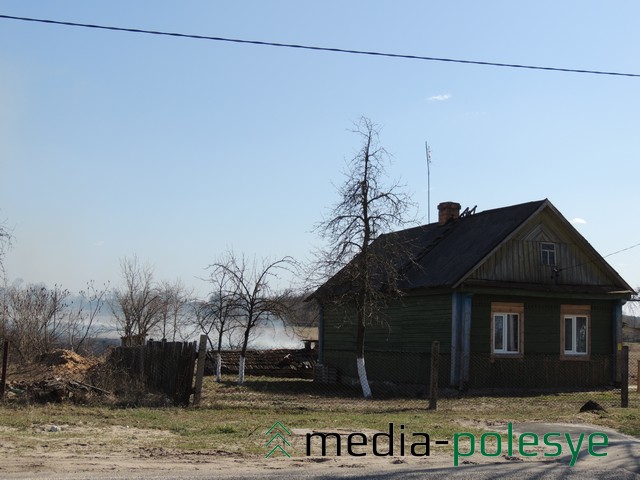 Огонь подобрался к домам в Теребежове