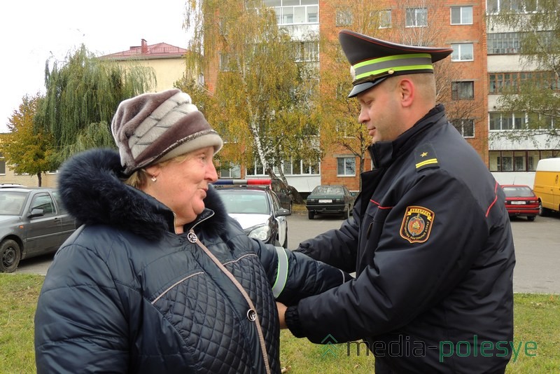 Людмила Ивановна обиделась, что автомобиль её дочери, в котором они ехали вместе с внуками не остановили, и лично подошла к госавтоинспекторам пожаловаться. Женщине подарили фликер, а для её внуков передали закладки и бланки для расписания уроков