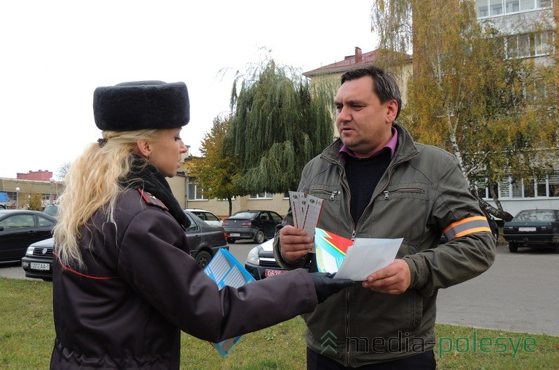 К акции в Столине присоединились представители УГАИ Брестской области. Начальник отделения агитации и пропаганды ГАИ УВД Наталья Сахарчук беседует с одним из пешеходов