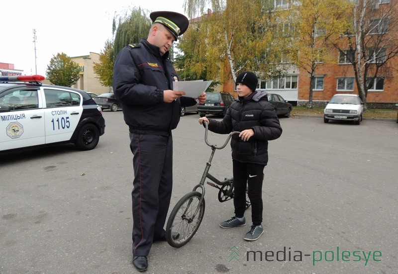 Михаил не ожидал встречи с госавтоинспекторами. Мальчику сказали, чтобы вместе  с родителями обозначил велосипед светоотражающими элементами