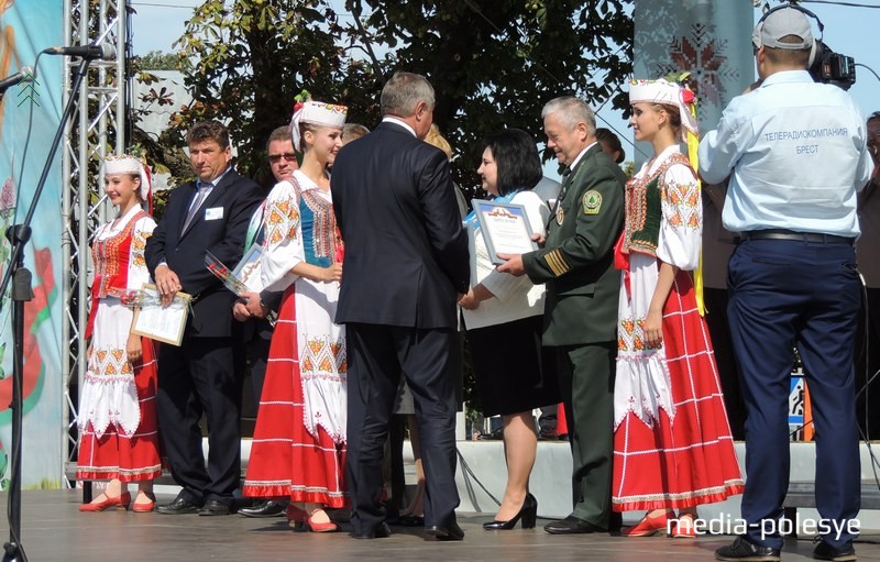 Победителей смотра-конкурса «Землепользование высокой культуры земледелия, благоустройство машинных дворов, животноводческих ферм и комплексов» награждает Министр лесного хозяйства Михаил Амельянович