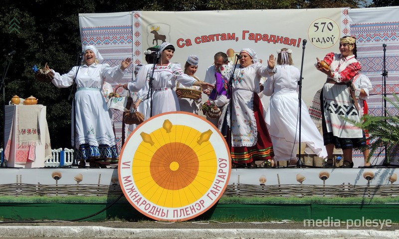 Артысты падтрымлівалі святочны настрой