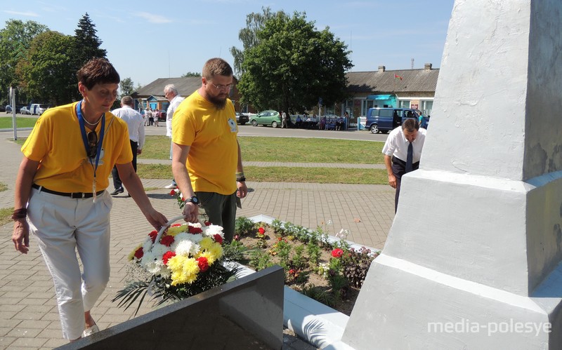 Кветкі да помніка ўсклалі ганчары і прадстаўнікі ўлады, культуры