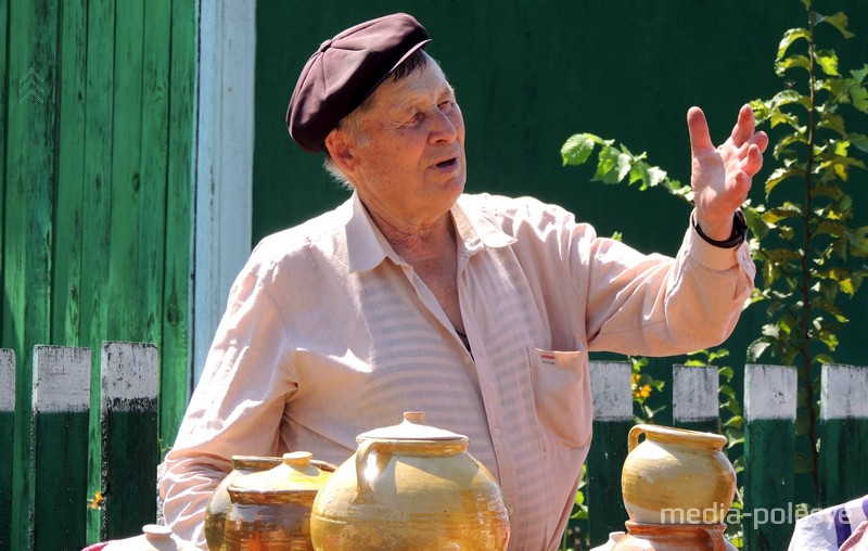 Сваёй прадукцыяй гандлюе Васіль Гмір