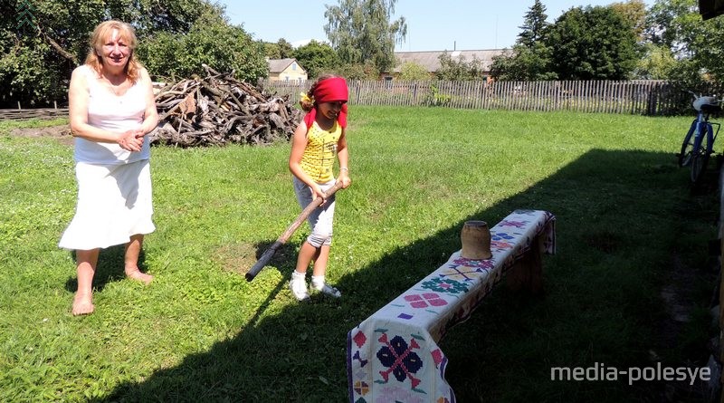 Гульня, калі дзіця з заплюшчанымі вачыма спрабуе разбіць гаршчок, даспадобы і дарослым