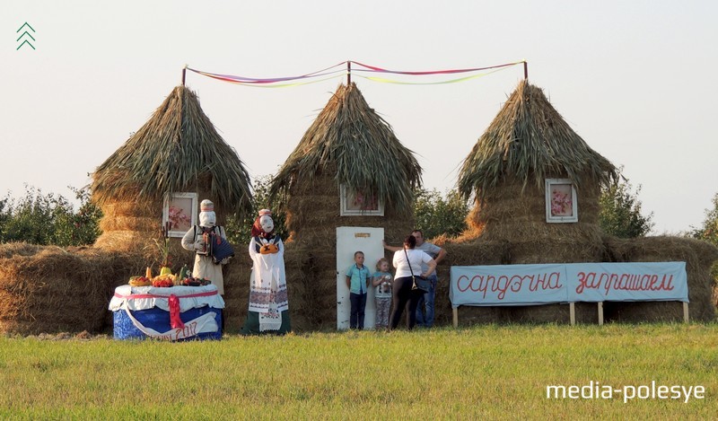 Полешуки с удовольствием фотографируются у соломенных композиций. Столинский район