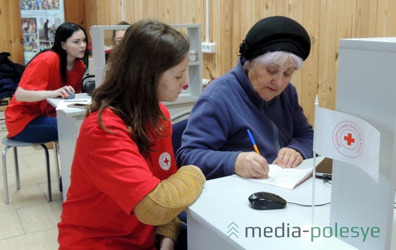 Анна Степановна старательно записывает ход всех операций, которым научилась у волонтёра Екатерины