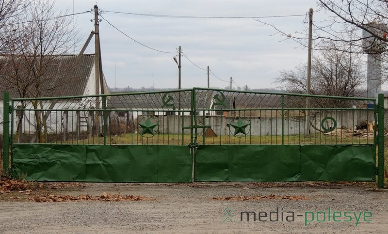 Яшчэ адны вароты, якія шмат чаго пабачылі на сваім вяку. Чырвоная зорка і серп з молатам на гэтых варотах з цягам часу сталі зялёнымі