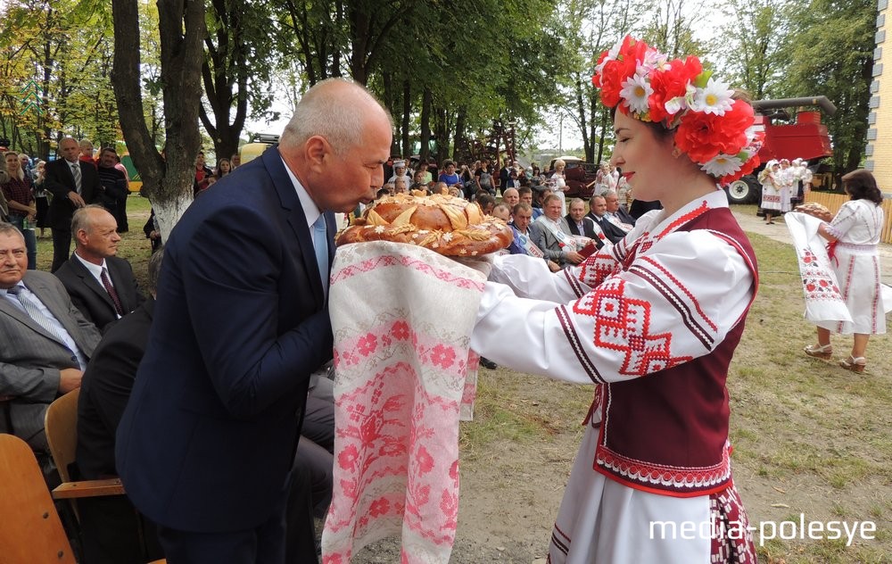 Дожиночный каравай принимает председатель Столинского райисполкома Григорий Протосовицкий