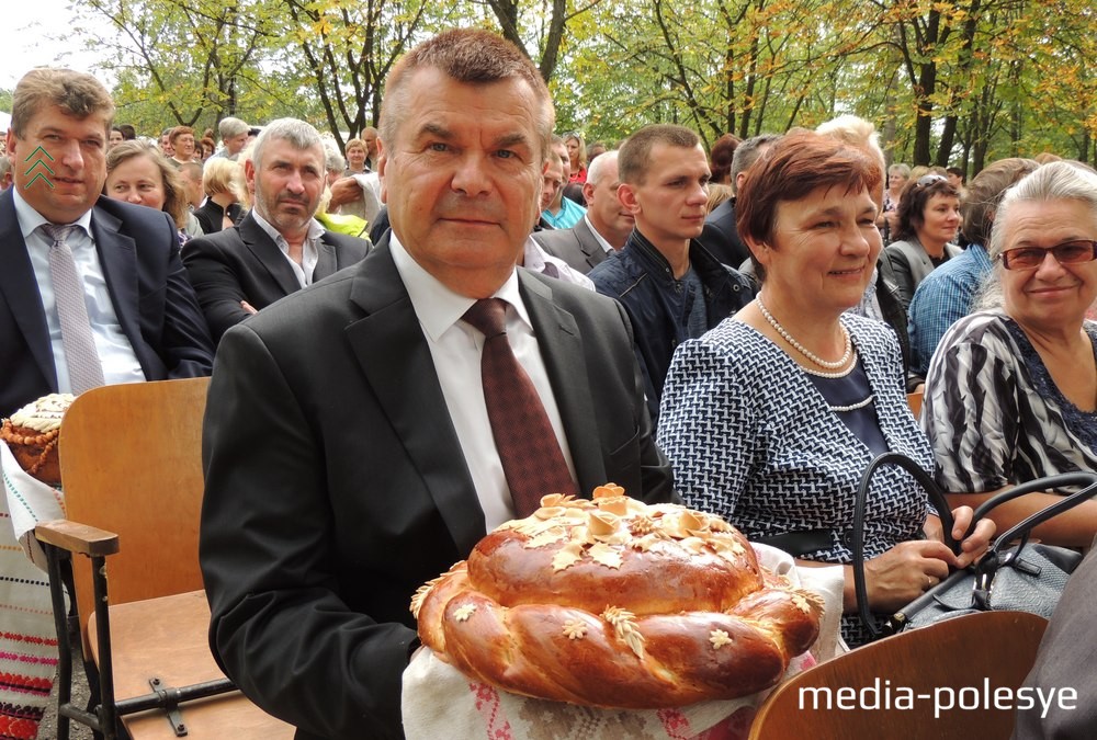 С караваем в руках директор КУПП «Маньковичи» Алексей Микулич