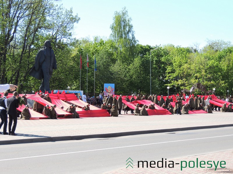 Ребята в руках держат слово «ПОБЕДА»