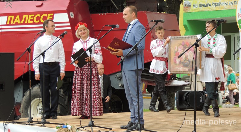 Столинских аграриев поздравляют лунинчане