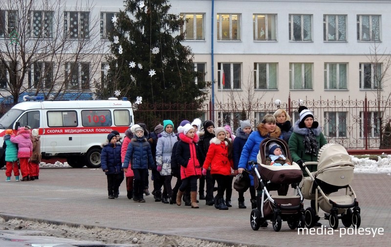 На праздник спешат взрослые с детьми