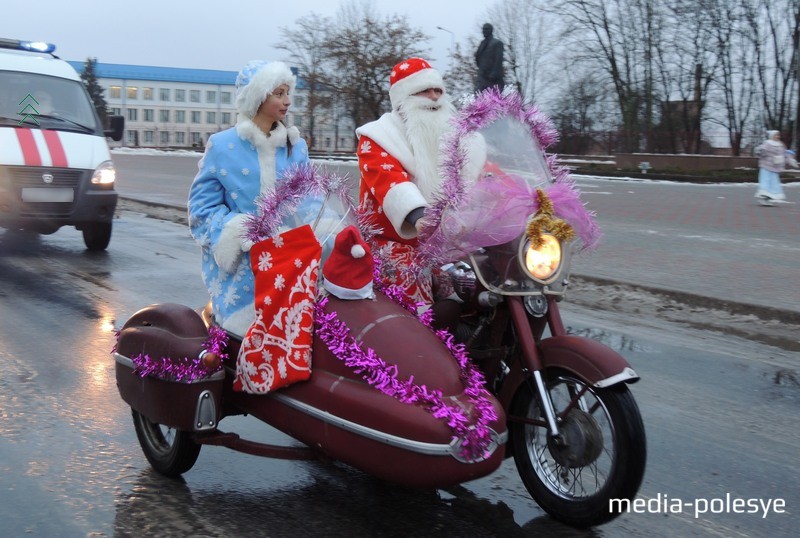 Не на санях, а на мотоцикле предпочёл ехать этот Дедушка Мороз