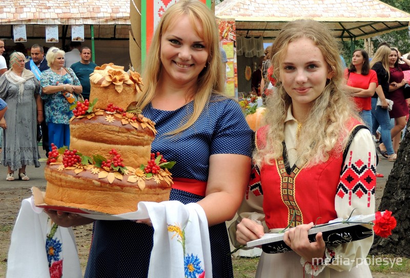 Дожиночный каравай КСУП «Бережное» держит Виктория Кузавко