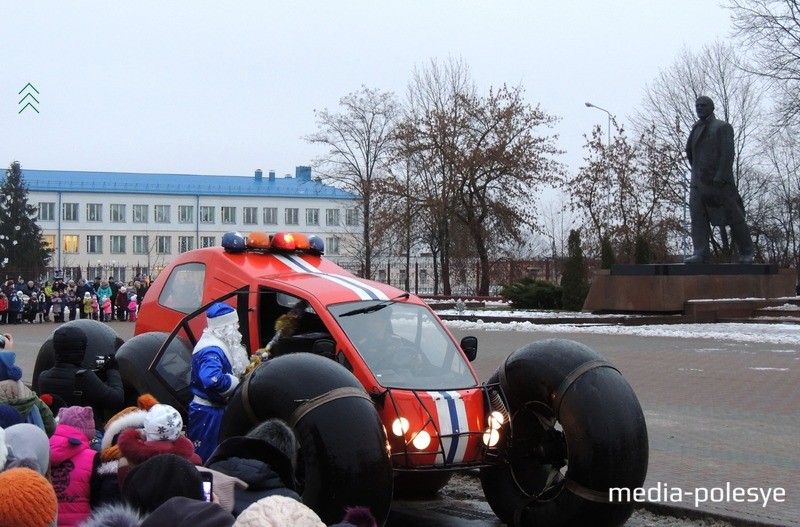 Дедушка Мороз приехал на болотоходе и вскоре зажёг огни на ёлке