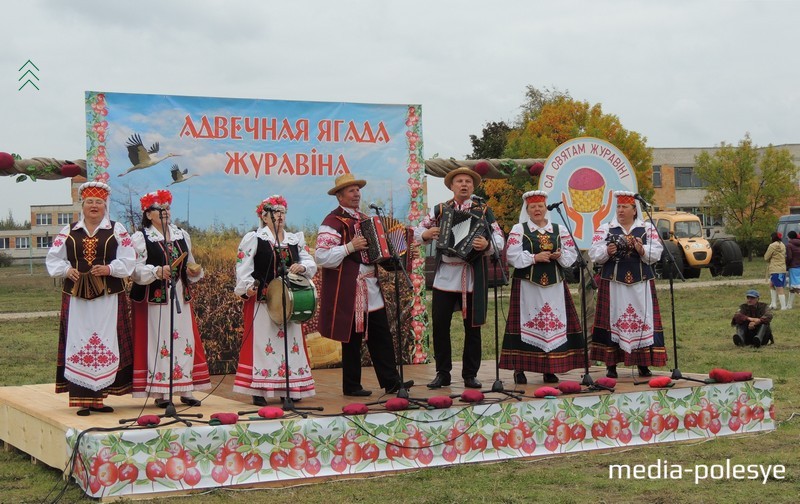 Творчы калектыў з Піншчыны на свяце журавін у Альманах