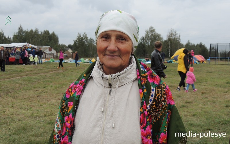 Людміла Гарагляд з Рэчыцы за сезон прыкладна збірае каля 250 кг. Жанчына кажа, што гэта вельмі мала ў параўнанні з тым, колькі збіраюць іншыя людзі