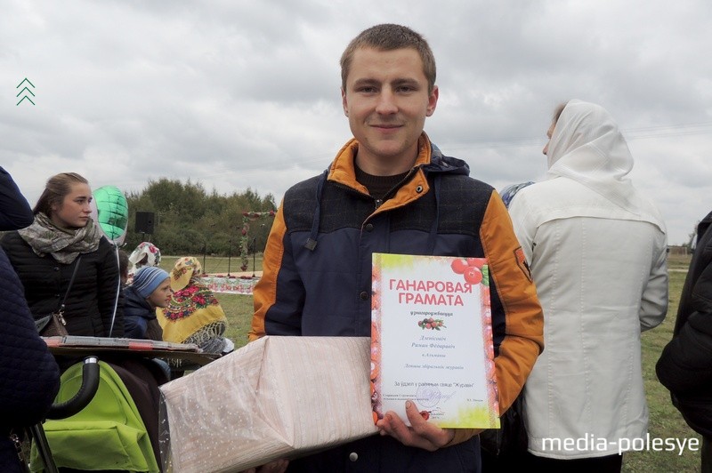 21-гадовы Раман Дзенісовіч за восень збірае дзве тоны журавін. Заробленыя грошы пойдуць на набыццё аўтамабіля. На свяце хлопца адзначылі як самага маладога зборшчыка ягад