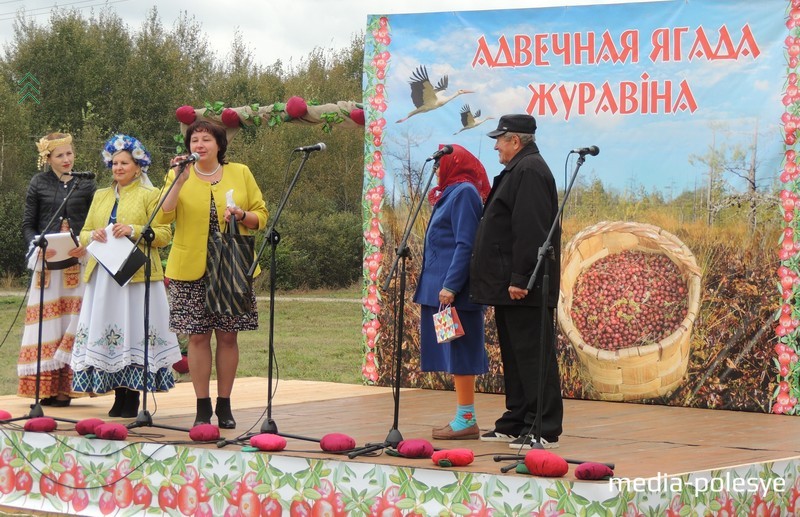 Старшыня Стружскага сельсавета Ніна Ліпскае ўзнагароджвае жыхароў Альман