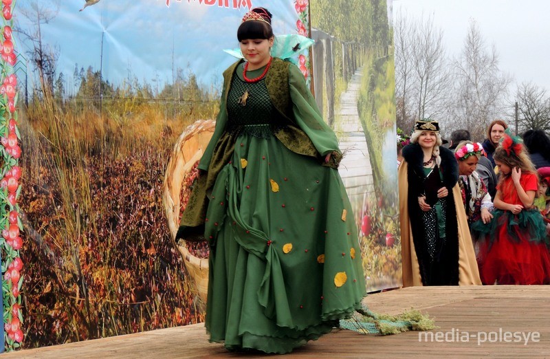 Аліна Дзянішчыц з в.Пераброды ў касцюме “Каралева журавіна”  