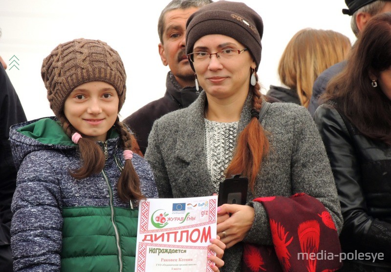 Ксенія Ракавец (першая злева) з в.Аздамічы перамагла ў конкурсе дзіцячых малюнкаў. Пра конкурс дзяўчынка і яе мама даведаліся на сайце Медиа-Полесье