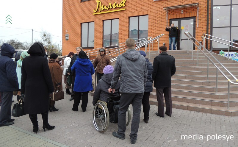 В этот торговый центр попасть инвалиду-колясочнику самостоятельно пока невозможно: пандус есть, но он Ольге не по силам