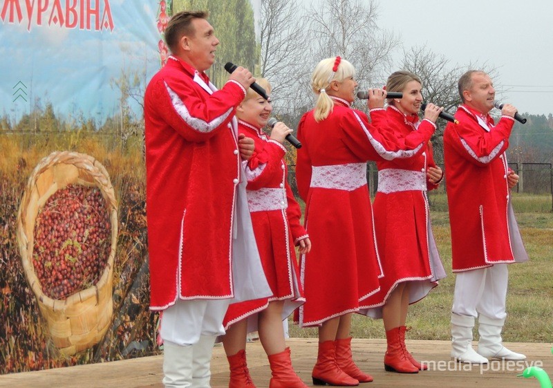 Госці з Піншчыны віншуюць палешукоў са святам