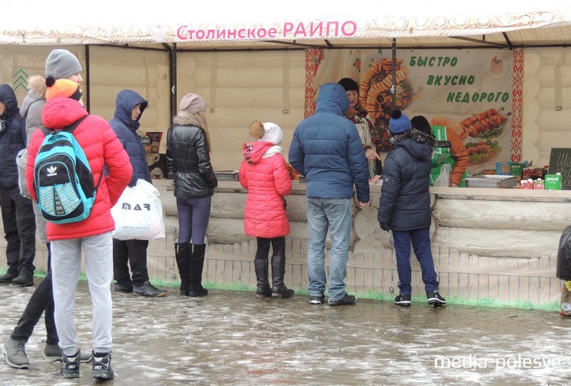 У парку можна было пачаставацца гарачымі блінамі