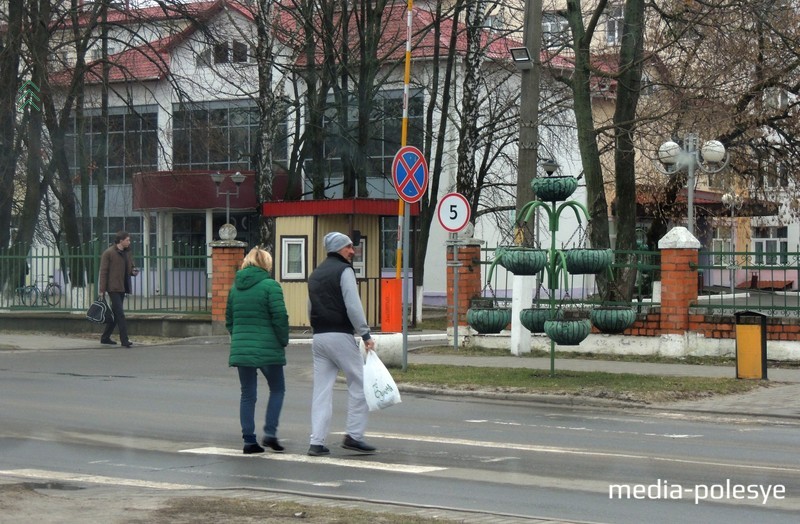 В ОГАИ Столинского РОВД отметили, что пешеходные переходы и искусственные неровности совместить планируют вблизи больницы по улице Держинского